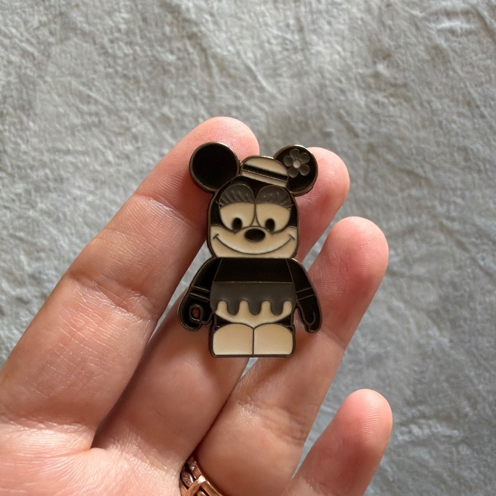 Disney Minnie Mouse Vinylmation Black White Enamel Trading Pin - E565